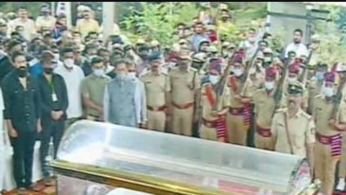 Producer Soundarya Jagadish Wife and Son Attend Puneeth Rajkumar Funeral grg Producer Soundarya Jagadish Wife and Son Attend Puneeth Rajkumar Funeral grg
