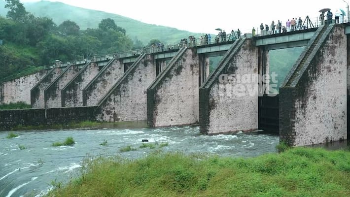 water lever slightly decresed in mullapperiyar dam; ministyers visierd the dam water lever slightly decresed in mullapperiyar dam; ministyers visierd the dam