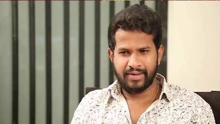 is it real? Attack On Hyper Aadi By Manchu Vishnu Fans..? is it real? Attack On Hyper Aadi By Manchu Vishnu Fans..?