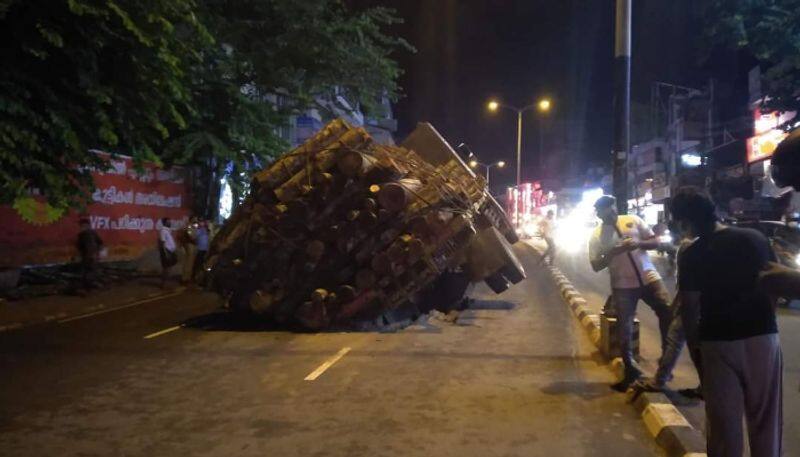 heavy loaded wood lorry fell into pothole in main road in Thiruvananthapuram