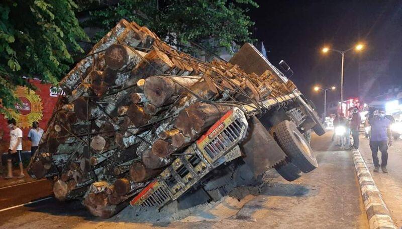 heavy loaded wood lorry fell into pothole in main road in Thiruvananthapuram