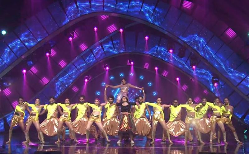 divi and monal dance perfamance at Bigg boss telugu 5