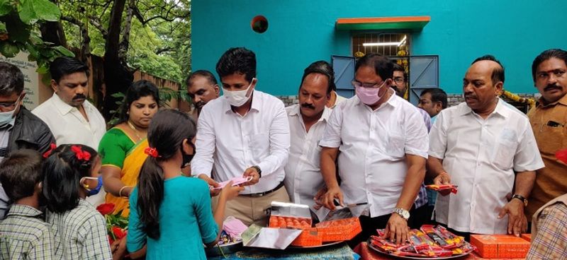 Tamilnadu schools re opening for 1 to 8th students after 600 days - teachers leaders warm welcome to students