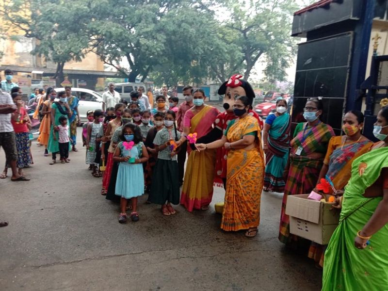 Tamilnadu schools re opening for 1 to 8th students after 600 days - teachers leaders warm welcome to students