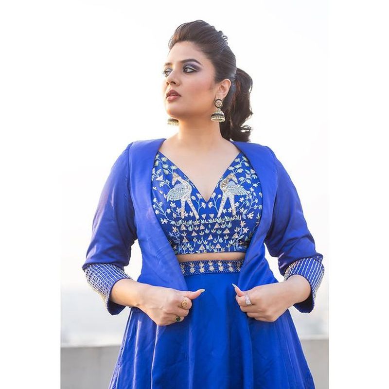 Anchor Sreemukhi blue dress photos goes viral