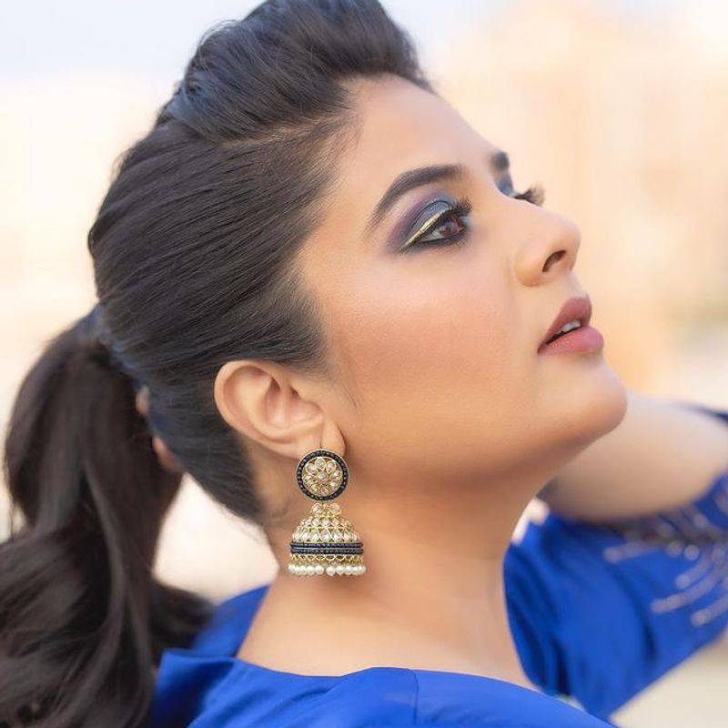 Anchor Sreemukhi blue dress photos goes viral