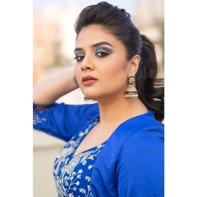Anchor Sreemukhi blue dress photos goes viral