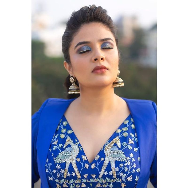 Anchor Sreemukhi blue dress photos goes viral