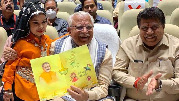 Haryana CM Manohar Lal Khattar celebrated Diwali with children and sang a song gave an award to girl child Haryana CM Manohar Lal Khattar celebrated Diwali with children and sang a song gave an award to girl child