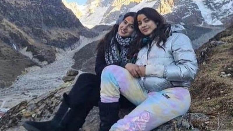 sara ali khan janhvi kapoor pray together at kedarnath temple, photos viral