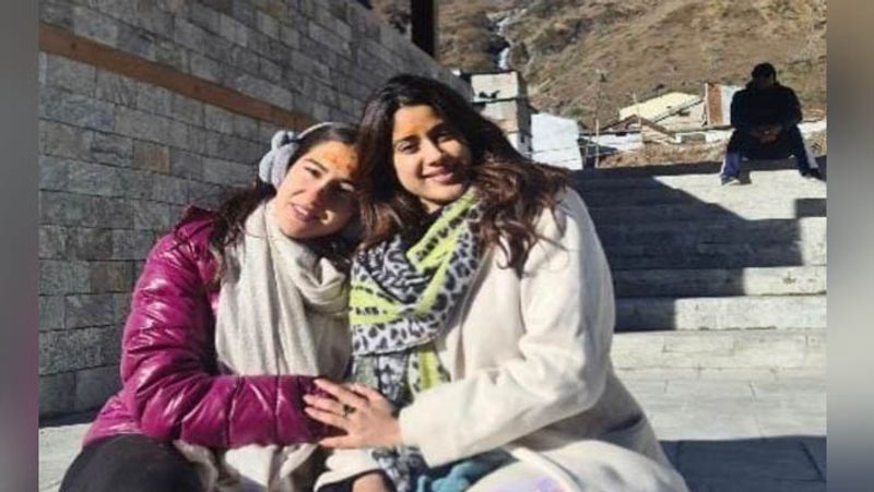 sara ali khan janhvi kapoor pray together at kedarnath temple, photos viral