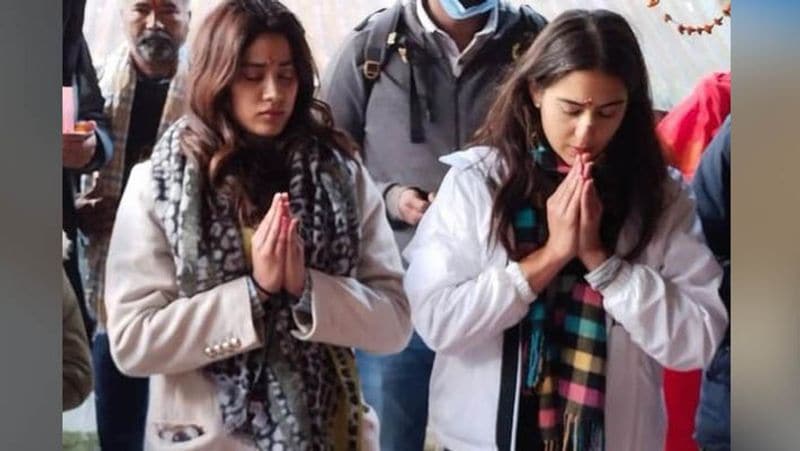 sara ali khan janhvi kapoor pray together at kedarnath temple, photos viral