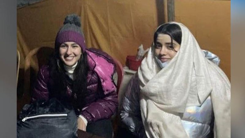 sara ali khan janhvi kapoor pray together at kedarnath temple, photos viral