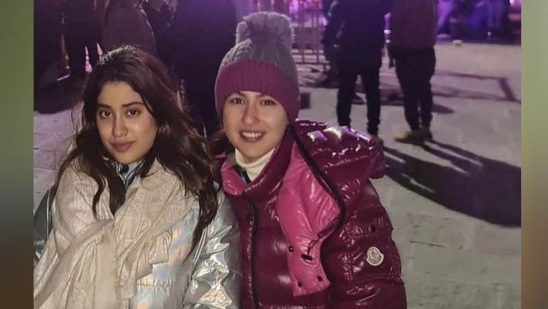 sara ali khan janhvi kapoor pray together at kedarnath temple, photos viral