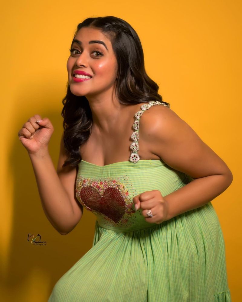 dhee judge purna goes bold her hot cleavage show photos getting viral