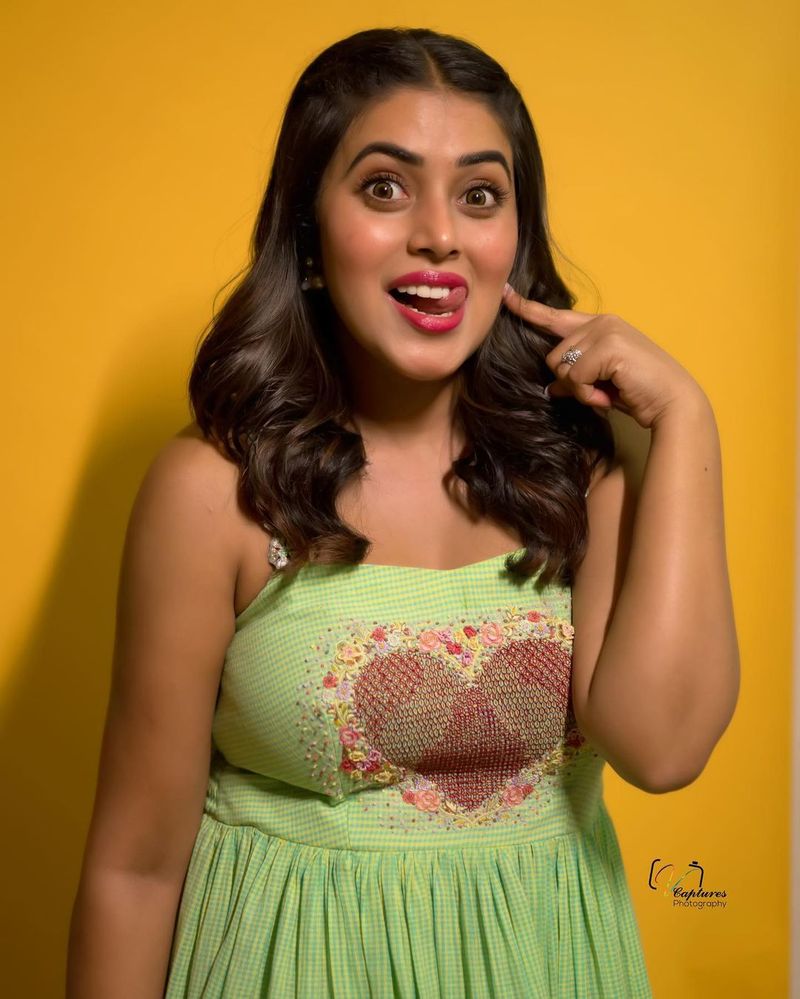 dhee judge purna goes bold her hot cleavage show photos getting viral