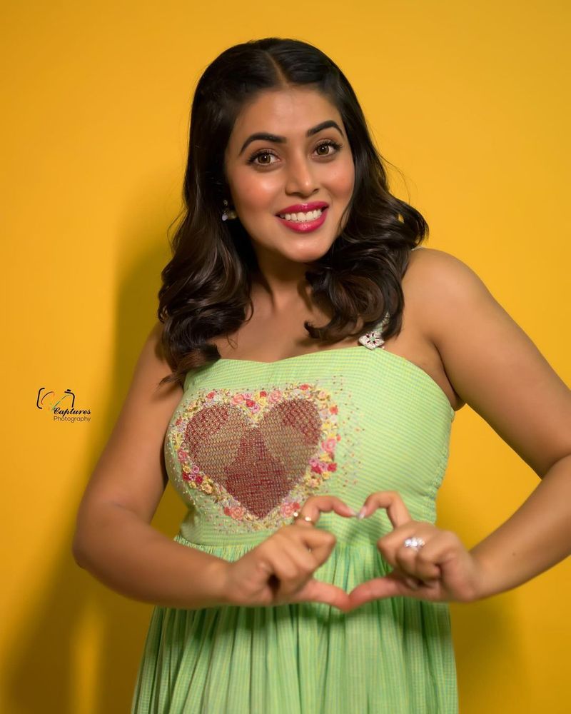 dhee judge purna goes bold her hot cleavage show photos getting viral