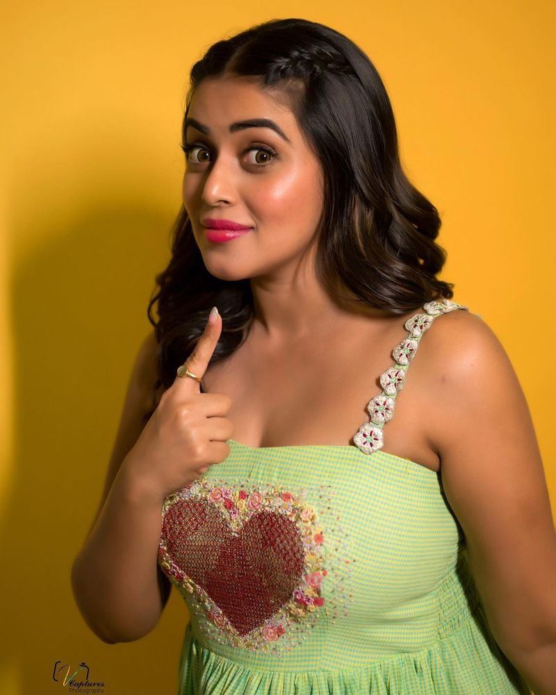 dhee judge purna goes bold her hot cleavage show photos getting viral