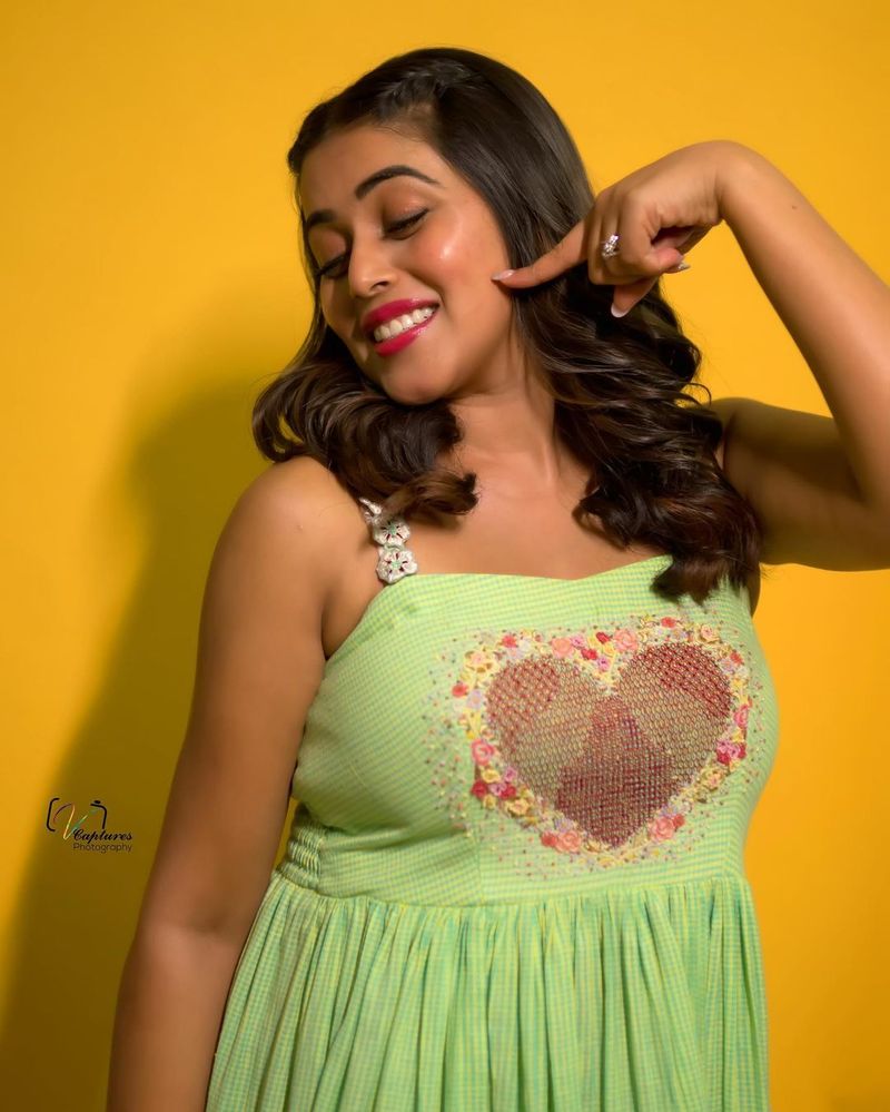 dhee judge purna goes bold her hot cleavage show photos getting viral