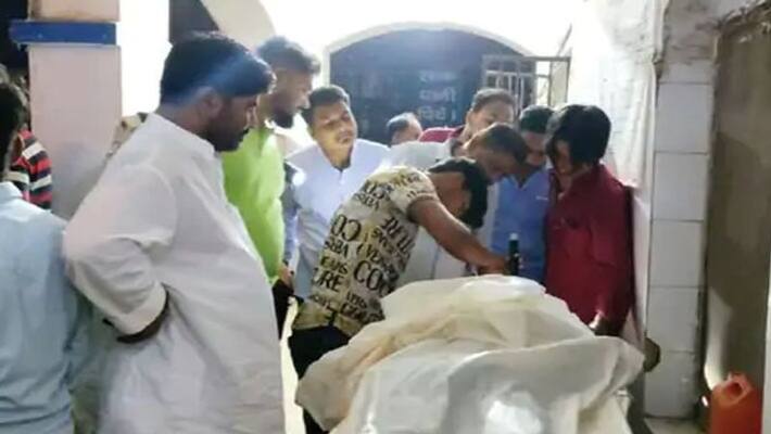 hawker from UP Shamli was shot dead in a dispute over spitting of betel leaf in Siwan Bihar hawker from UP Shamli was shot dead in a dispute over spitting of betel leaf in Siwan Bihar