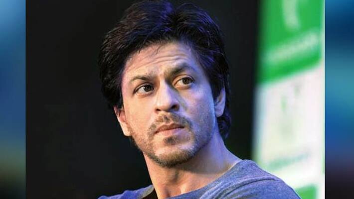 Did Shah Rukh Khan hide under an umbrella to avoid paparazzi at airport BRD Did Shah Rukh Khan hide under an umbrella to avoid paparazzi at airport BRD