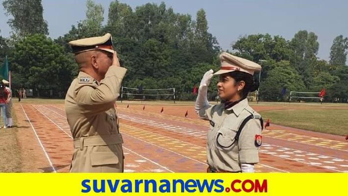 Proud Father Receives Salute From Police Officer Daughter in Uttar Pradesh Proud Father Receives Salute From Police Officer Daughter in Uttar Pradesh