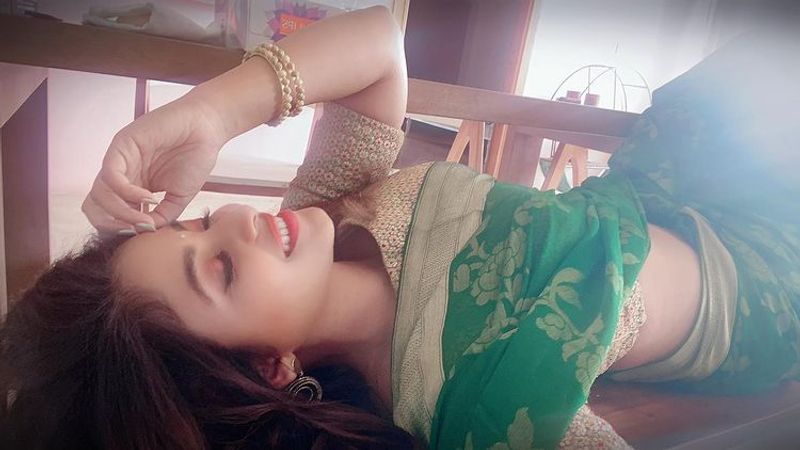 Actress Anjali Hot Photos In greeen saree