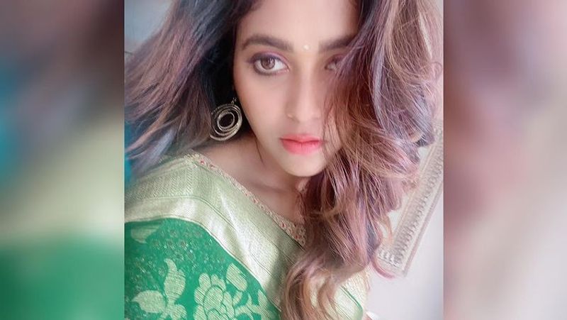 Actress Anjali Hot Photos In greeen saree