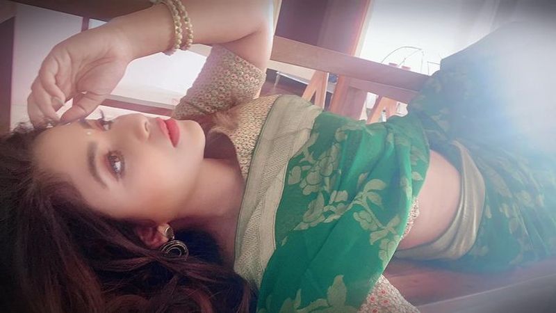 Actress Anjali Hot Photos In greeen saree