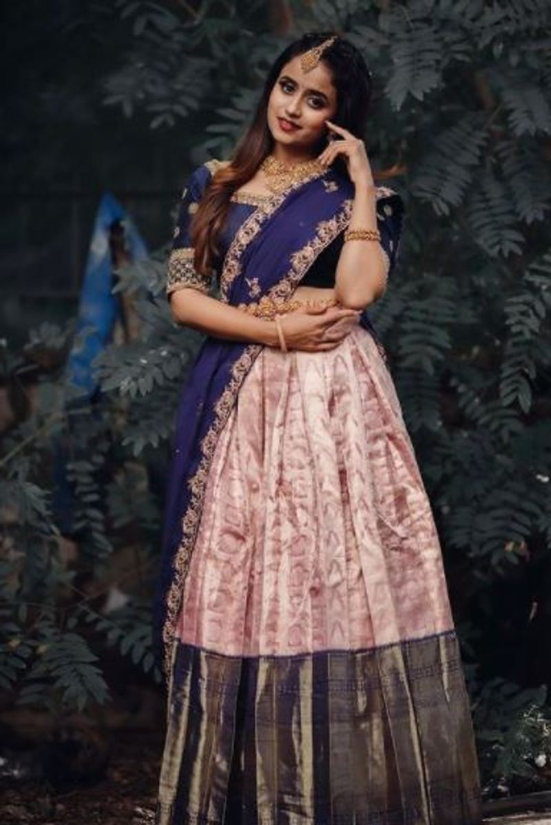 Kannada anchor Chaitra Vasudevan trendy lehenga outfit vcs