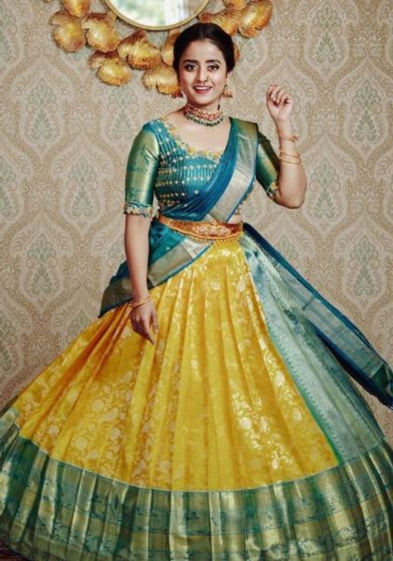 Kannada anchor Chaitra Vasudevan trendy lehenga outfit vcs