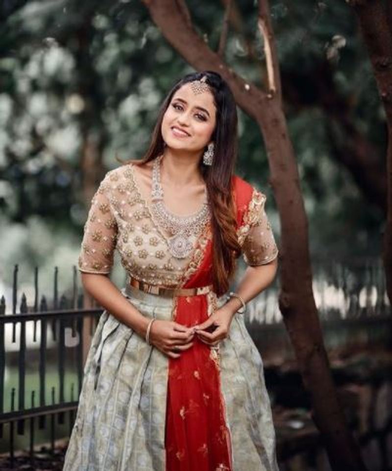 Kannada anchor Chaitra Vasudevan trendy lehenga outfit vcs