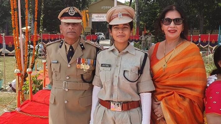 UP Police lady officer viral photo, Know the facts of sharing on social media UP Police lady officer viral photo, Know the facts of sharing on social media