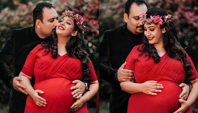Sowbhagya Venkitesh shared her maternity photoshoot pics