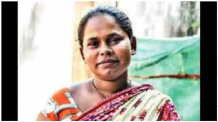 narikuravar women made a point and a minister sekar babu had lunch with her narikuravar women made a point and a minister sekar babu had lunch with her