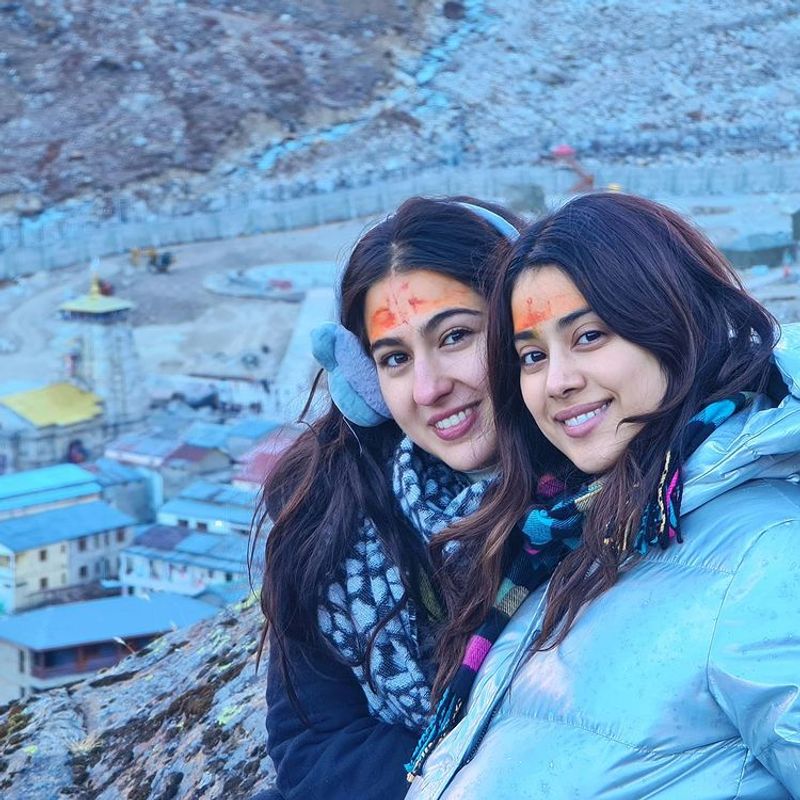 sara ali khan and janhvi kapoor devotional tour photos viral in internet