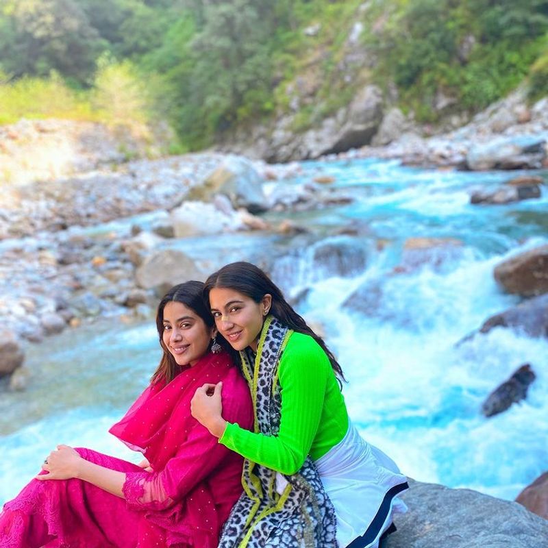 sara ali khan and janhvi kapoor devotional tour photos viral in internet