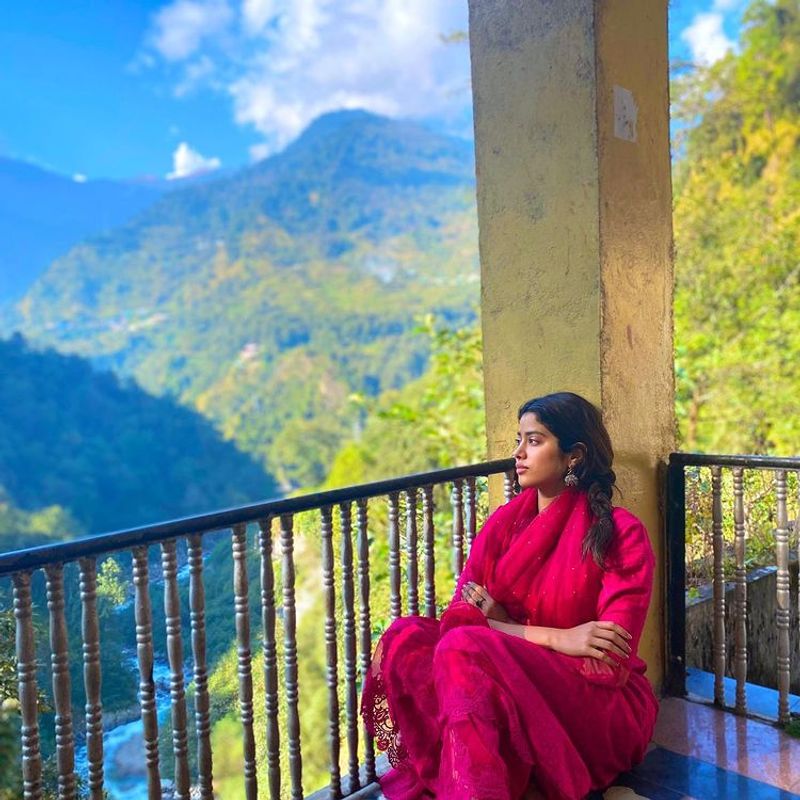 sara ali khan and janhvi kapoor devotional tour photos viral in internet