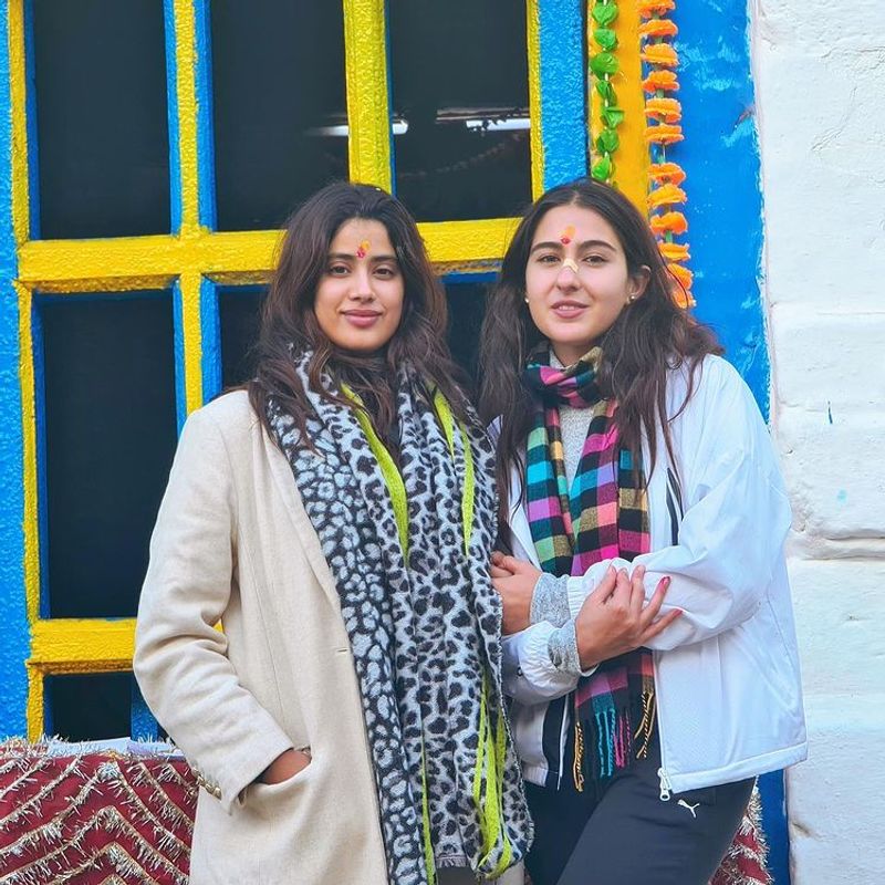 sara ali khan and janhvi kapoor devotional tour photos viral in internet