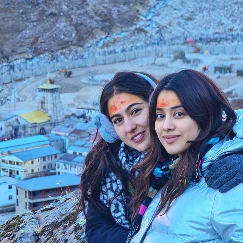 sara ali khan and janhvi kapoor devotional tour photos viral in internet