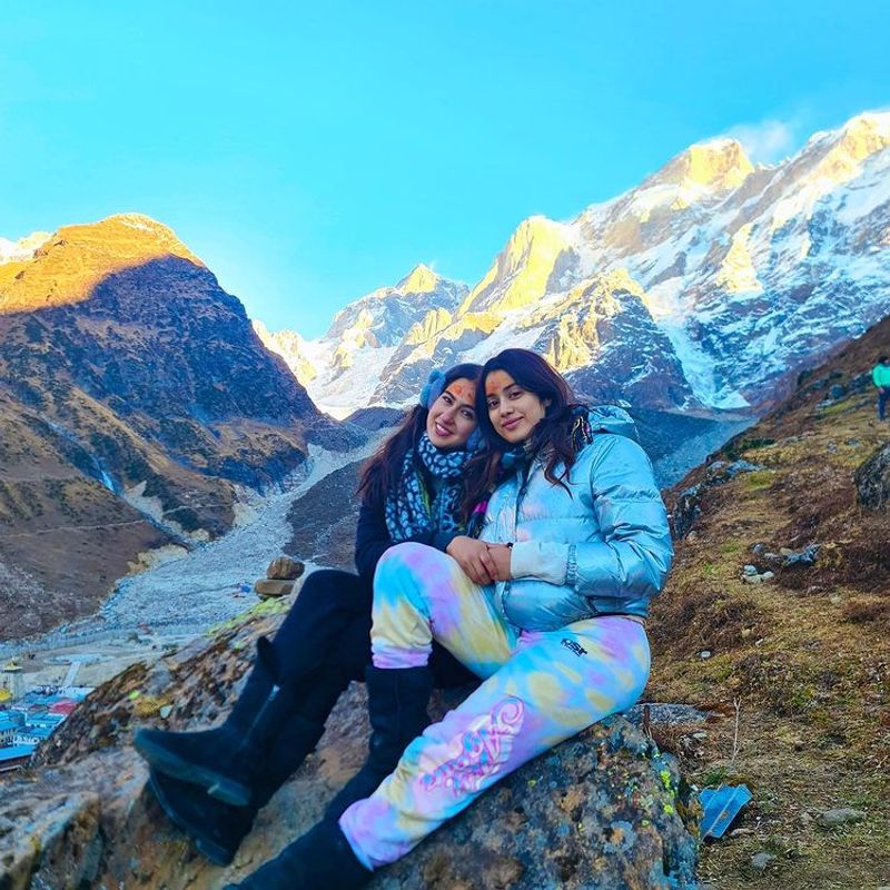 sara ali khan and janhvi kapoor devotional tour photos viral in internet