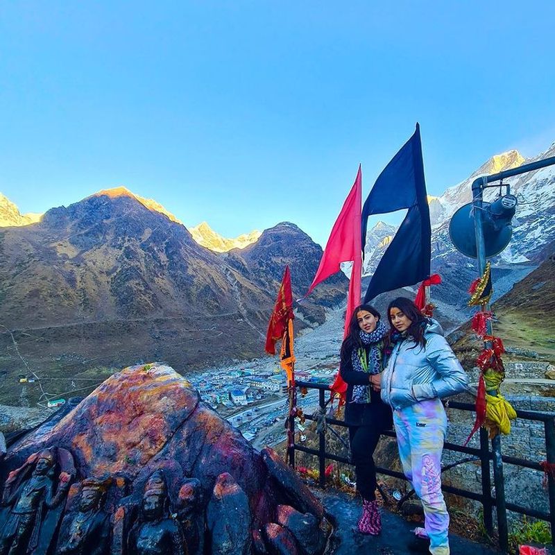 sara ali khan and janhvi kapoor devotional tour photos viral in internet