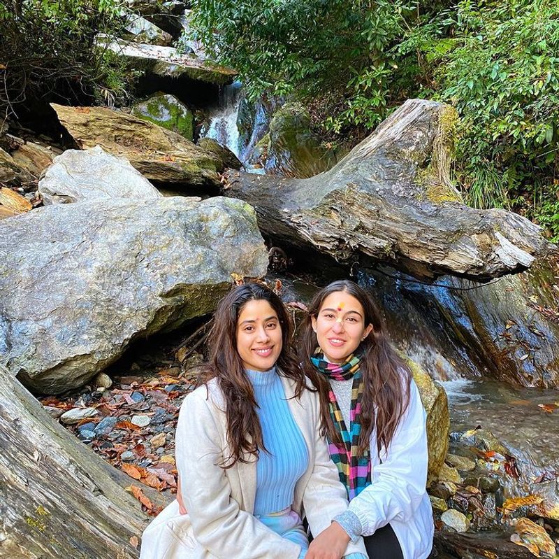 sara ali khan and janhvi kapoor devotional tour photos viral in internet
