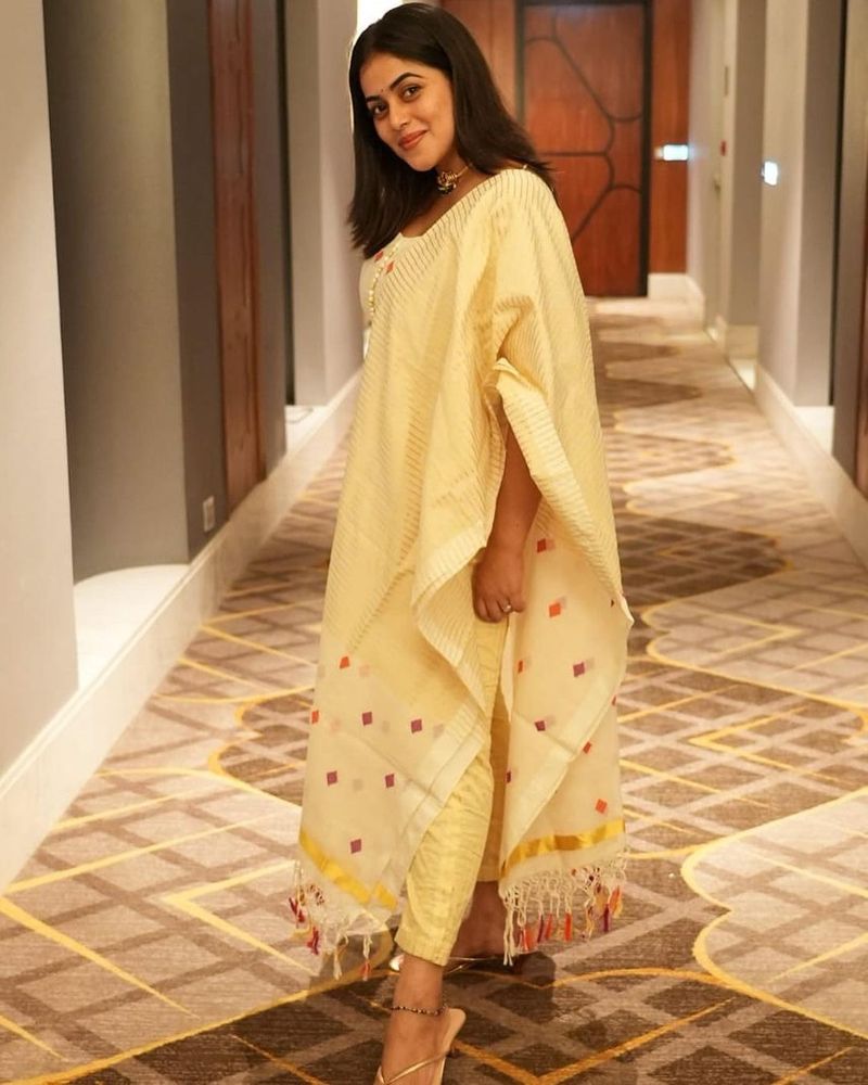 dhee poorna stunning hot photos viral rashmi priyamani fans fidaa