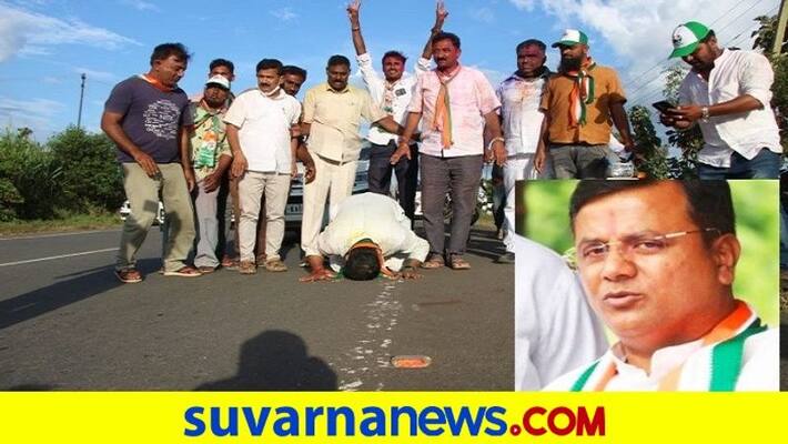 Congress MLA Srinivas Mane bowed to the ground at Hangal entrance after victory In by Poll rbj Congress MLA Srinivas Mane bowed to the ground at Hangal entrance after victory In by Poll rbj