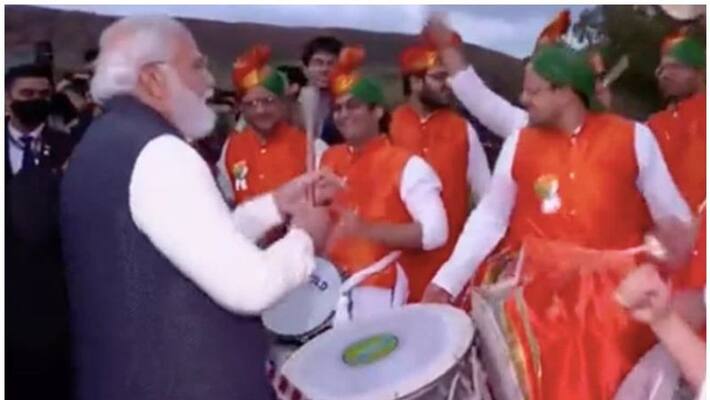 PM Modi Plays Drums In Meet With Indian Community In Scotland PM Modi Plays Drums In Meet With Indian Community In Scotland