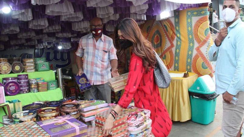 Diwali 2021 Shilpa Shetty spotted while shopping for Deepavali