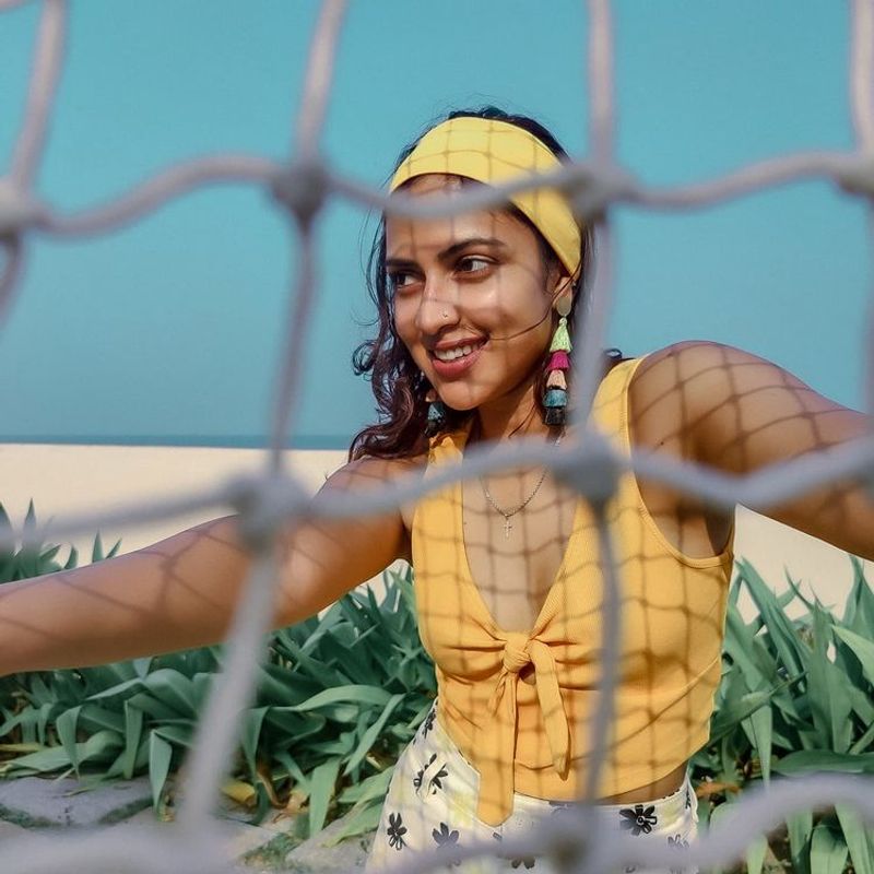 amalapaul showing full leges over load hot bold photo shoot