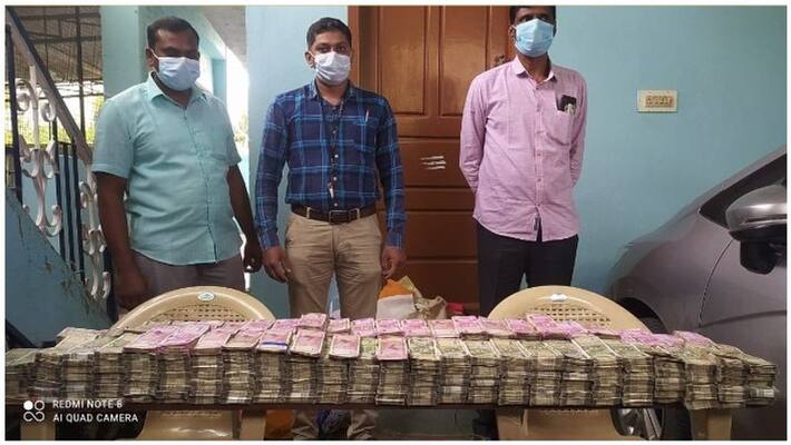 2.27 crore caught in the raid ... Jewels piled up in the house of a female officer ..! 2.27 crore caught in the raid ... Jewels piled up in the house of a female officer ..!