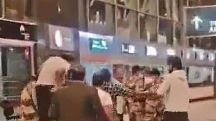 Nobody kicked him.? All that is a lie .. Bangalore police explanation. Will Vijay Sethupathi open his mouth? Nobody kicked him.? All that is a lie .. Bangalore police explanation. Will Vijay Sethupathi open his mouth?
